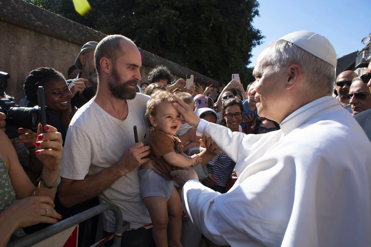 El papa León XIV bendice a los fieles a su llegada este lunes a la Villa Barberini en la localidad italiana de Castel Gandolfo donde pasará dos semanas de reposo estival, retomando una tradición interrumpida durante el pontificado de su predecesor, el papa Francisco. | Foto: EFE