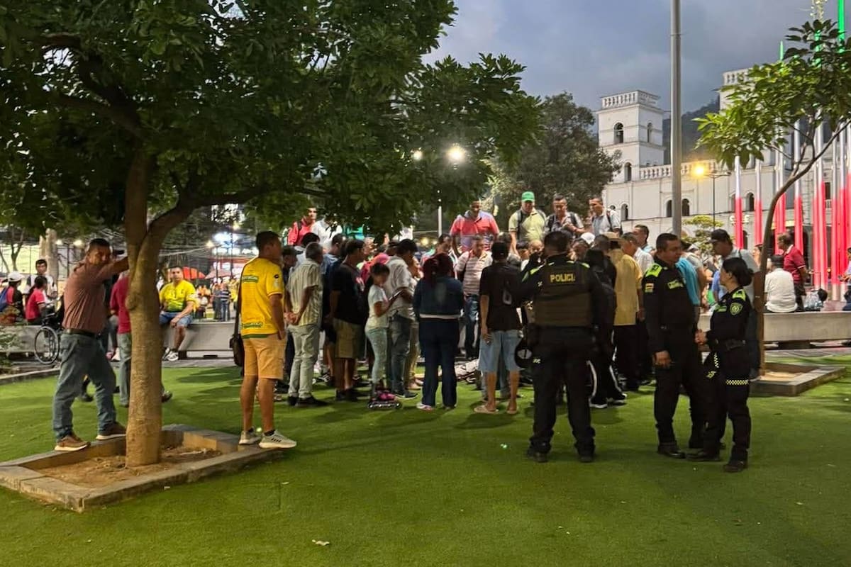 El parque principal de Piedecuesta fue escenario del trágico hecho registrado en la tarde del jueves.