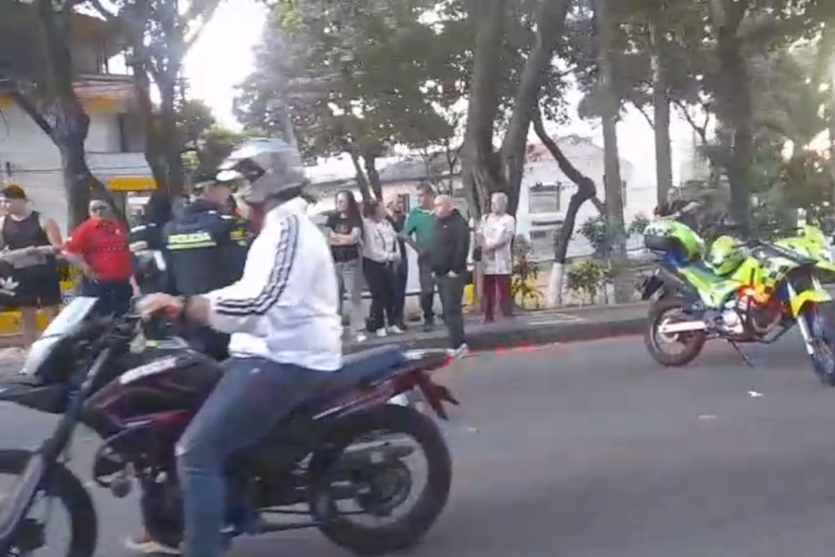 El peatón quedó tendido sobre la vía tras el fuerte impacto de la motocicleta.