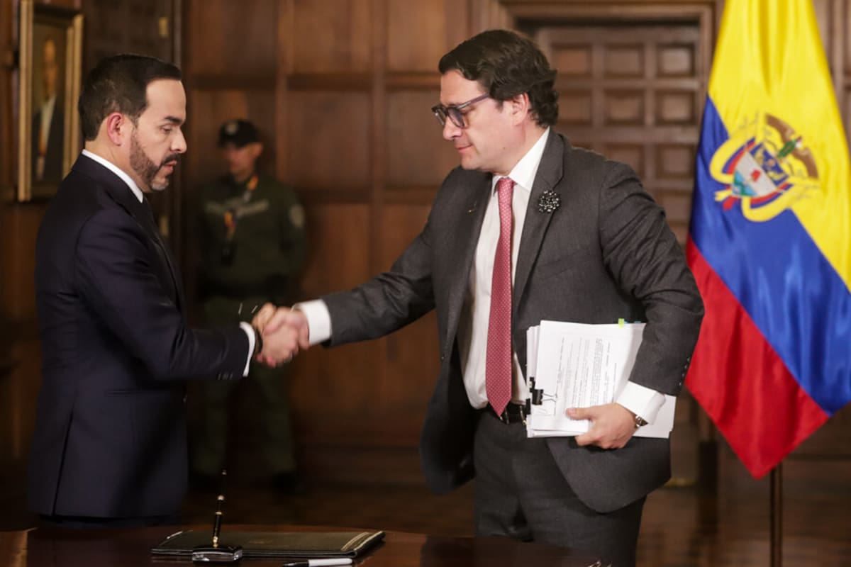El presidente de Colombia, Abelardo De La Espriella,junto al ministro de Justicia Iván Cancino. // (Colprensa – Catalina Olaya)