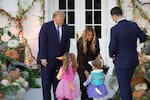 Halloween en la Casa Blanca: Trump y Melania reparten dulces a niños disfrazados