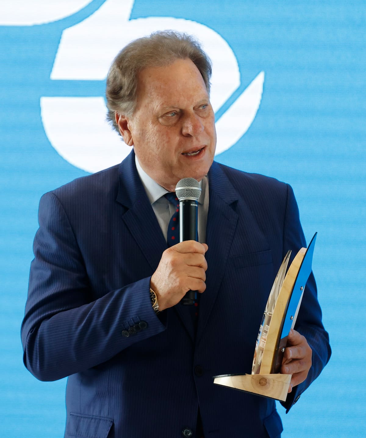 AME4679. BOGOTÁ (COLOMBIA), 01/12/2025.- El presidente de la Federación Colombiana de Fútbol, Ramón Jesurún, habla al recibir el galardón como dirigente del año otorgado por el diario El Espectador y Movistar este lunes, en Bogotá (Colombia). Jesurún fue elegido dirigente del año porque cinco selecciones del país clasificaron a mundiales organizados por la FIFA, y el equipo femenino de mayores obtuvo un cupo para el torneo de los Juegos Olímpicos de Los Ángeles 2028. EFE/ Mauricio Dueñas Castañeda