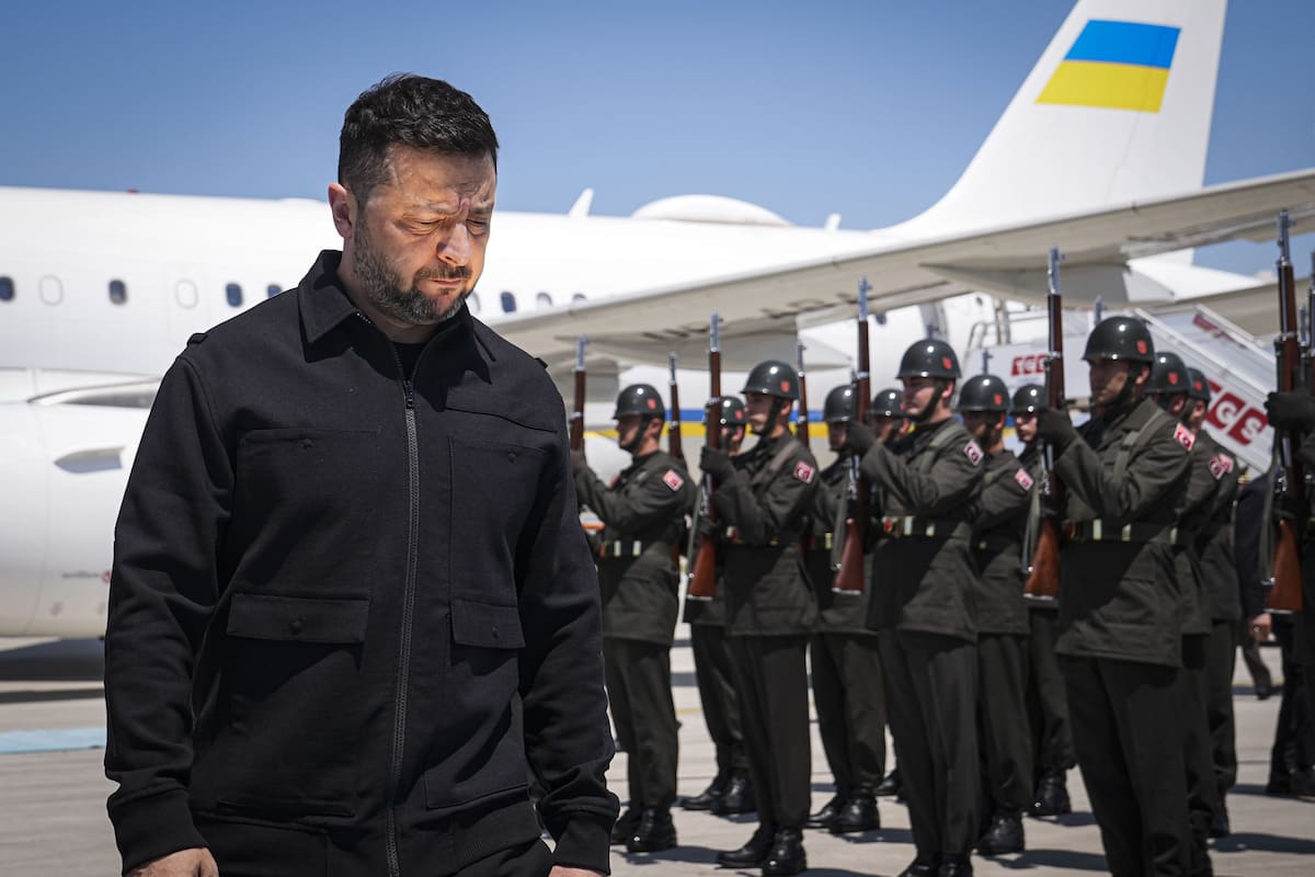 FOTODELDÍA Ankara (Turquía), 07/07/2026.- El presidente ucraniano, Volodímir Zelenski, llega al aeropuerto de Esenboga antes de la Cumbre de Jefes de Estado y de Gobierno de la OTAN de 2026 en Ankara, Turquía. La cumbre tendrá lugar los días 7 y 8 de julio y se centrará en el fortalecimiento de la producción industrial de defensa y en garantizar la ayuda militar a largo plazo para Ucrania. EFE/ Metin Aktas / POOL