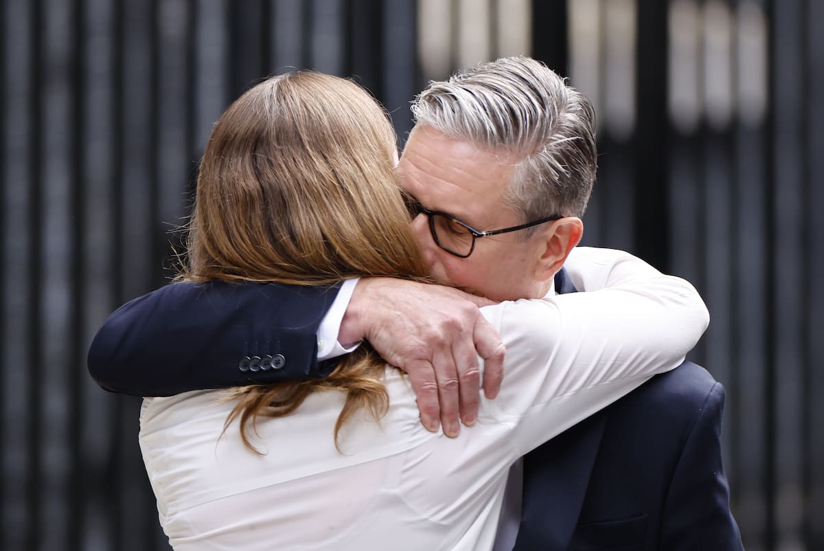 FOTODELDIA LONDRES (REINO UNIDO), 22/06/2026.- El primer ministro británico, Keir Starmer (d), abraza a su esposa Victoria tras hacer una declaración a las puertas de Downing Street para anunciar su dimisión, este lunes, en Londres (Reino Unido). EFE/Tolga Akmen