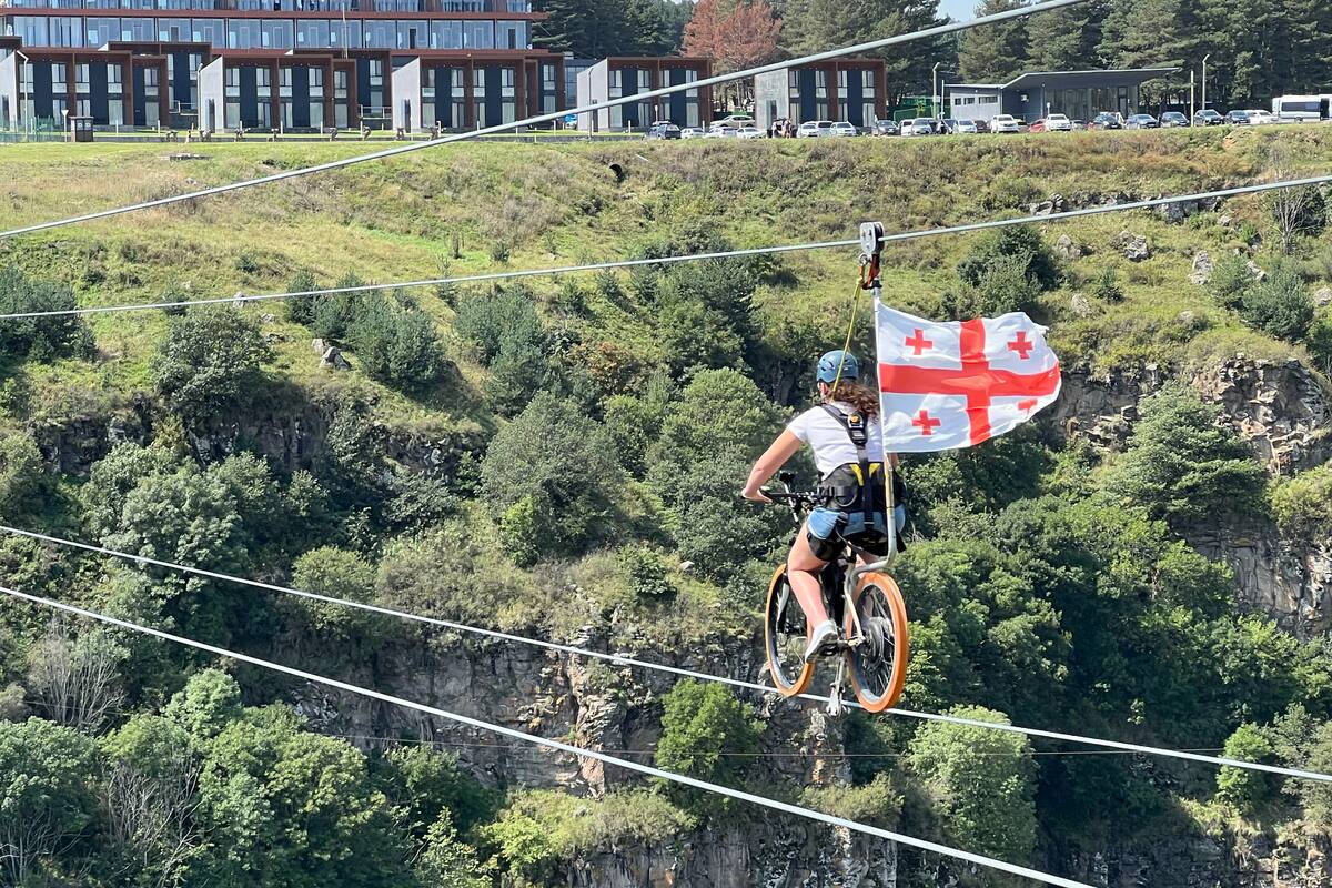 El puente de cristal de Dashbashi, único en el mundo, se ha convertido en uno de los grandes atractivos turísticos de Georgia, ya que cruza a 280 metros de altura un espectacular cañón situado en el corazón del Cáucaso. La estructura de acero y cristal tiene una longitud de 240 metros y en su centro cuenta con una cafetería-bar en forma de diamante desde donde los visitantes pueden disfrutar de las vistas guarecidos del viento en el parque nacional Algeti.-EFE/ Misha Vignanski