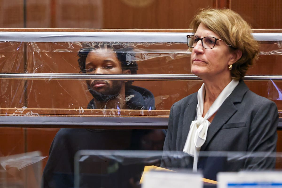 La abogada defensora Marilyn Bednarski (der.) junto al cantante David Anthony Burke, conocido como D4vd, durante su comparecencia para la lectura de cargos por el asesinato de Celeste Rivas Hernandez en el Centro de Justicia Penal Clara Shortridge Foltz, en Los Ángeles, California, EE. UU., el 20 de abril de 2026. EFE/TED SOQUI