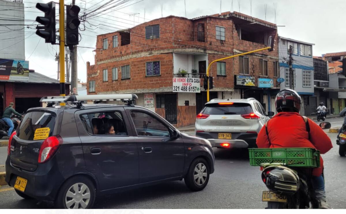 Daño en el semáforo de la carrera 9 con calle 41. (Foto: Franz Rey / VANGUARDIA)
