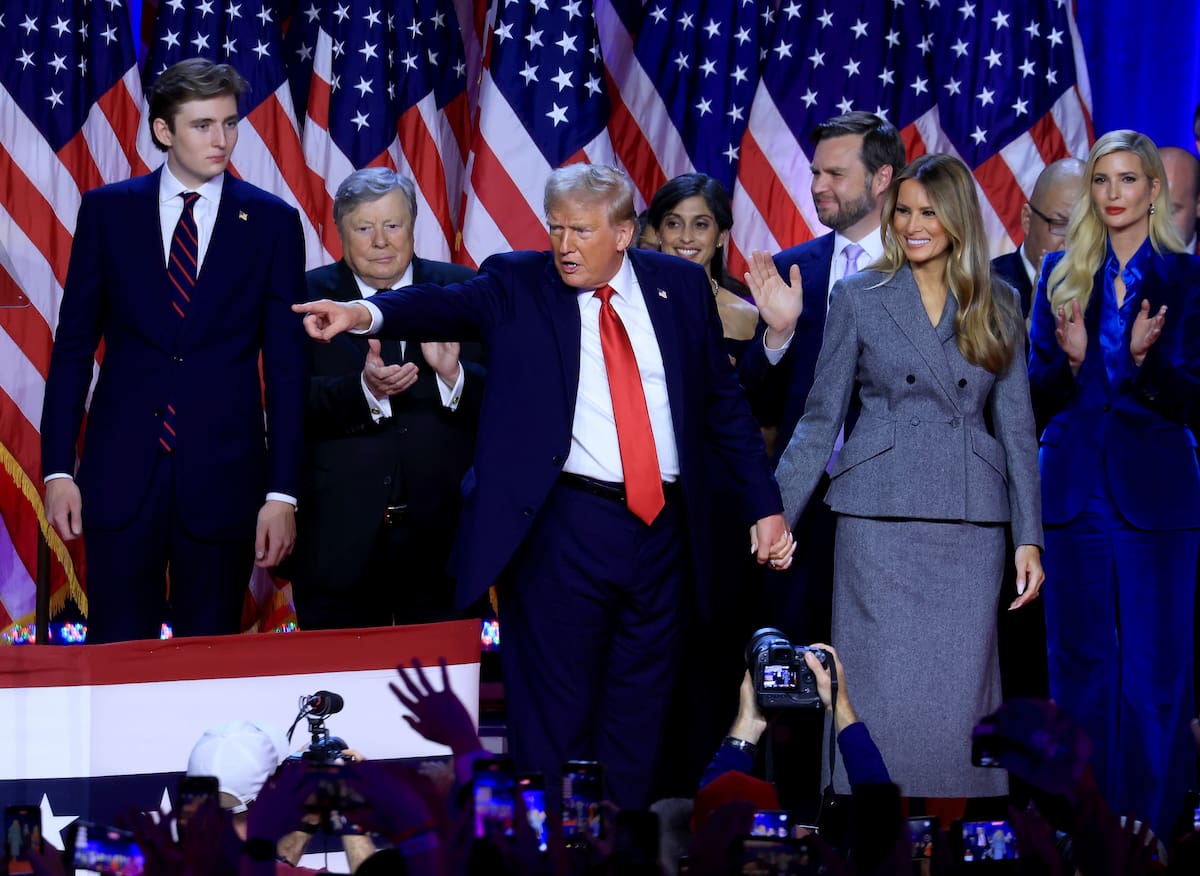Fotografía de archivo del 6 de noviembre de 2024 del candidato presidencial republicano Donald J. Trump (c), junto a su esposa Melania Trump y su hijo Barron Trump (i), durante la noche de elección del partido en West Palm Beach, Florida (EE.UU.). EFE/EPA/CRISTOBAL HERRERA-ULASHKEVICH