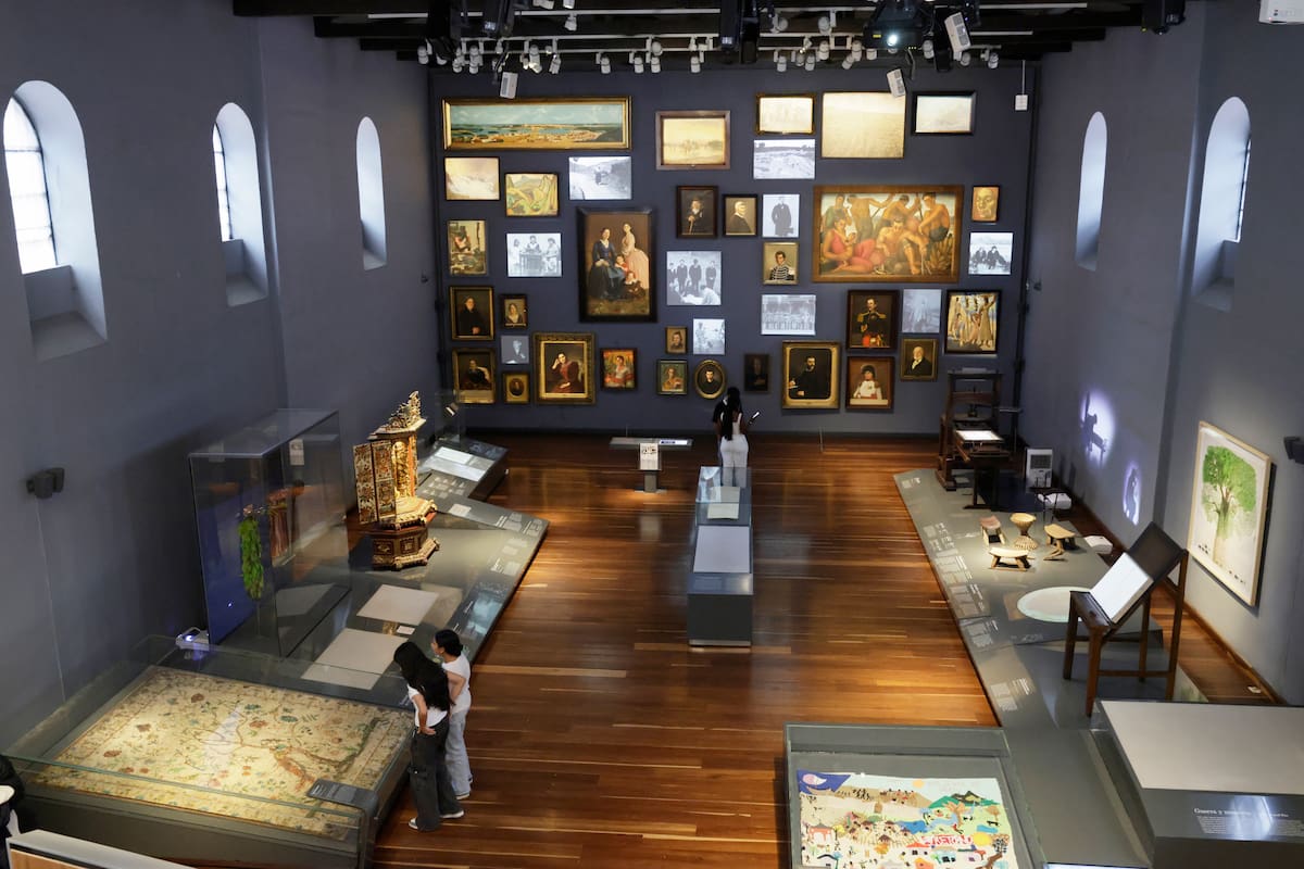 AME7059. BOGOTÁ (COLOMBIA), 17/10/2026.- Personas recorren el Museo Nacional este sábado, en Bogotá (Colombia). El retiro de más de 30 piezas del Museo Nacional de Bogotá, el mayor de Colombia, se convirtió en el nuevo campo de la "contrarrevolución cultural" sin "ambigüedad" que el presidente Abelardo de la Espriella dice estar librando contra el 'wokismo' que, afirma, amenaza "la unidad nacional y a la sociedad". EFE/ Carlos Ortega