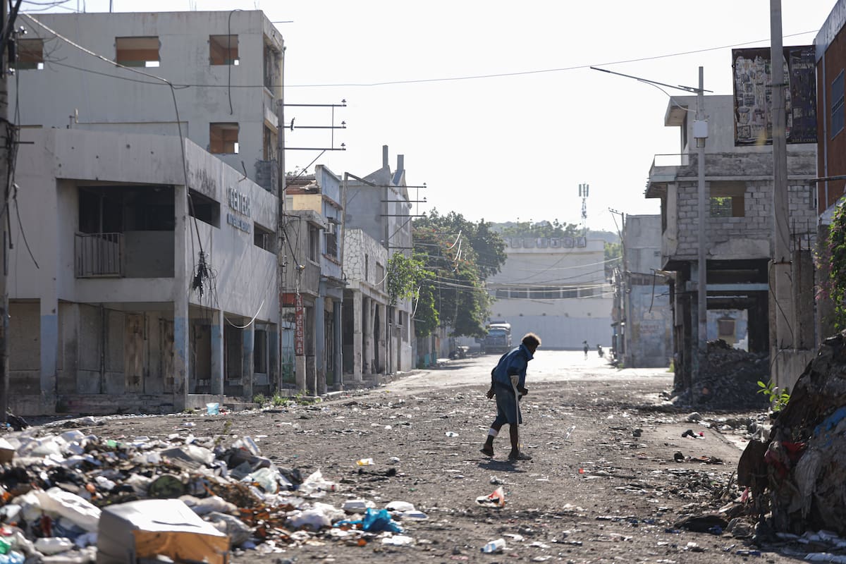 AME3195. PUERTO PRÍNCIPE (HAITÍ), 05/10/2026.- Un hombre camina por una calle abandonada como consecuencia de los enfrentamientos entre bandas armadas este lunes, en Puerto Príncipe (Haití). La campaña para las elecciones presidenciales y legislativas del próximo 13 de diciembre en Haití no arrancó este lunes, como estaba previsto, lo que supone un nuevo traspiés para la celebración de los comicios que el país no realiza desde hace una década. EFE/ Patrice Noel