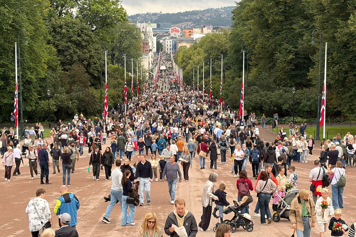 Una multitud pasea por la avenida Karl Johans gate en Oslo, este sábado, un día después del fallecimiento del rey Harald V de Noruega. El rey Haakon VIII de Noruega y la princesa heredera Ingrid Alexandra celebrarán este sábado audiencias de condolencia tras el fallecimiento el viernes a primeras horas de la mañana del rey Harald V, a los 89 años de edad. EFE/ Paloma Rocha