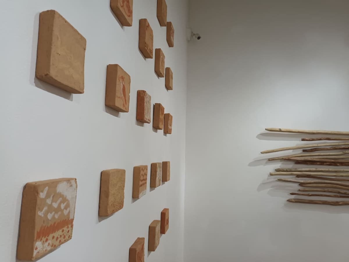 La exposición de Ivonne Alexandra Rodríguez que transforma el barro, la madera, la pesca y los relatos de Sabana de Torres en una experiencia artística sobre el territorio y sus huellas. Foto suministrada/VANGAURDIA