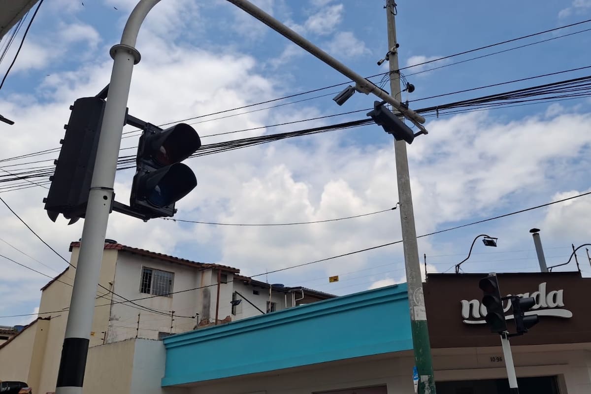 El robo dejó fuera de servicio los semáforos de la carrera 3 con calle 11, cerca del Centro Comercial Paragüitas.