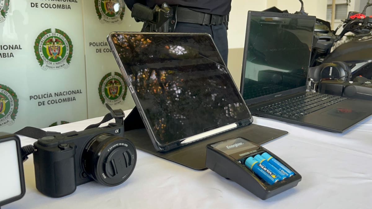 El robo quedó registrado en cámaras de seguridad cuando los delincuentes intimidaron a las víctimas y huyeron con los equipos.
