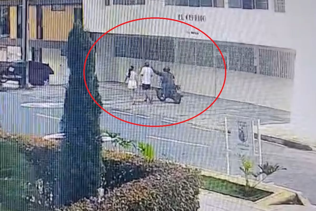 El robo quedó registrado por cámaras de seguridad del sector de Cabecera del Llano, en Bucaramanga.