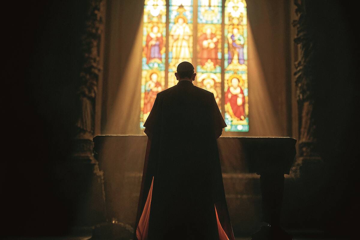 En un pequeño pueblo del país, un sacerdote envenenó con una hostia consagrada a una joven inocente. La víctima era hija del boticario que, sin saberlo, había vendido el veneno que acabaría con su propia hija.