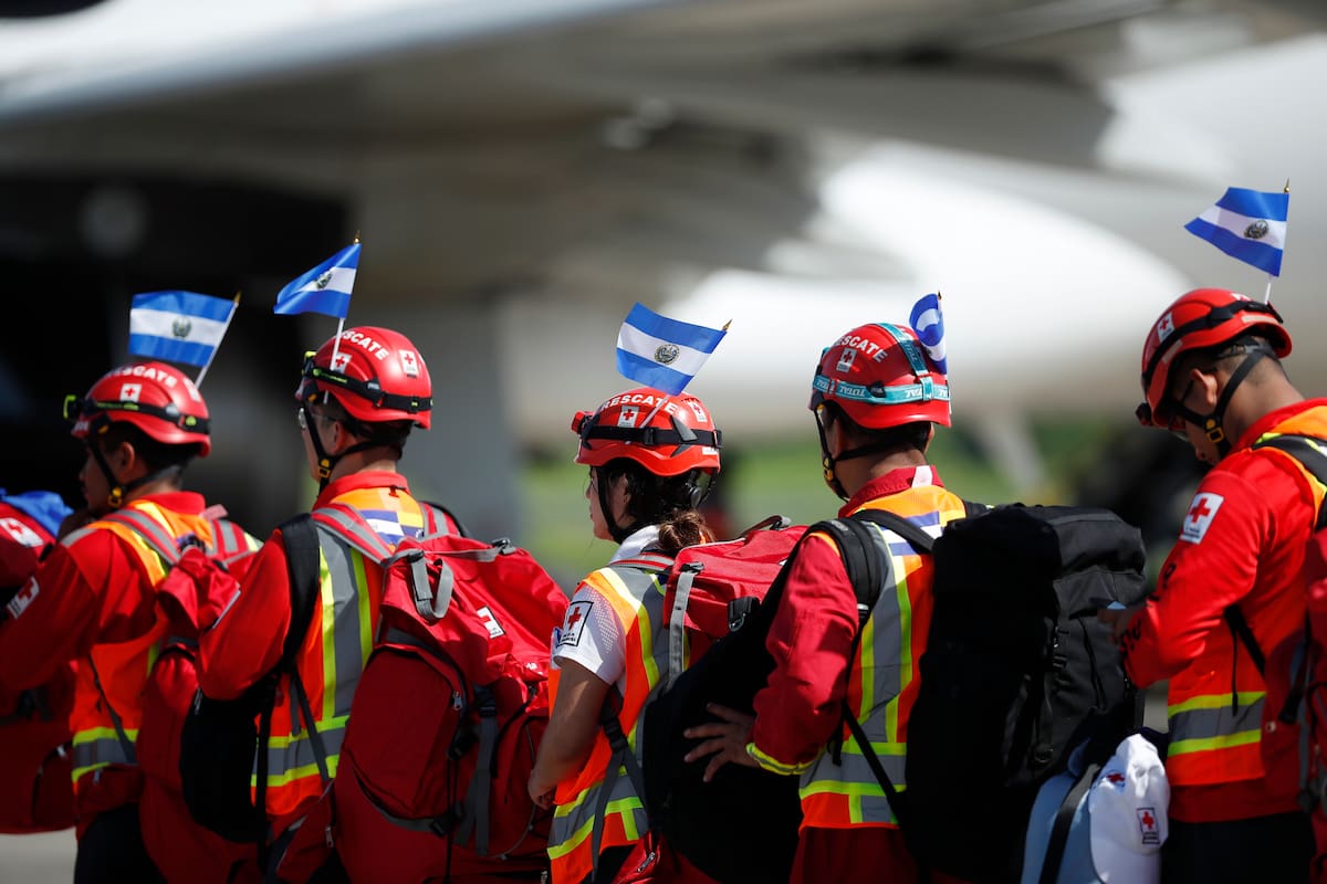 AME4538. SAN LUIS TALPA (EL SALVADOR), 25/06/2026.- Grupos de rescatistas y personal médico se preparan para viajar a Venezuela este jueves, en las instalaciones de la Base Área Militaren San Luis Talpa (El Salvador). Un equipo de rescatistas, personal médico y perros de rescate partieron con rumbo a Venezuela para apoyar en las labores de búsqueda y rescate en el país sudamericano, golpeado el miércoles por dos fuertes terremotos que hasta el momento dejan 188 fallecidos y 1.520 heridos. EFE/ Rodrigo Sura