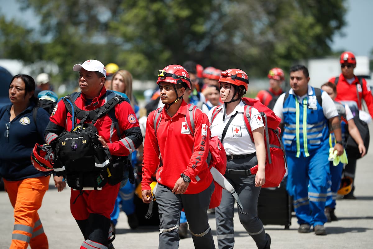 AME4538. SAN LUIS TALPA (EL SALVADOR), 25/06/2026.- Grupos de rescatistas y personal médico se preparan para viajar a Venezuela este jueves, en las instalaciones de la Base Área Militaren San Luis Talpa (El Salvador). Un equipo de rescatistas, personal médico y perros de rescate partieron con rumbo a Venezuela para apoyar en las labores de búsqueda y rescate en el país sudamericano, golpeado el miércoles por dos fuertes terremotos que hasta el momento dejan 188 fallecidos y 1.520 heridos. EFE/ Rodrigo Sura