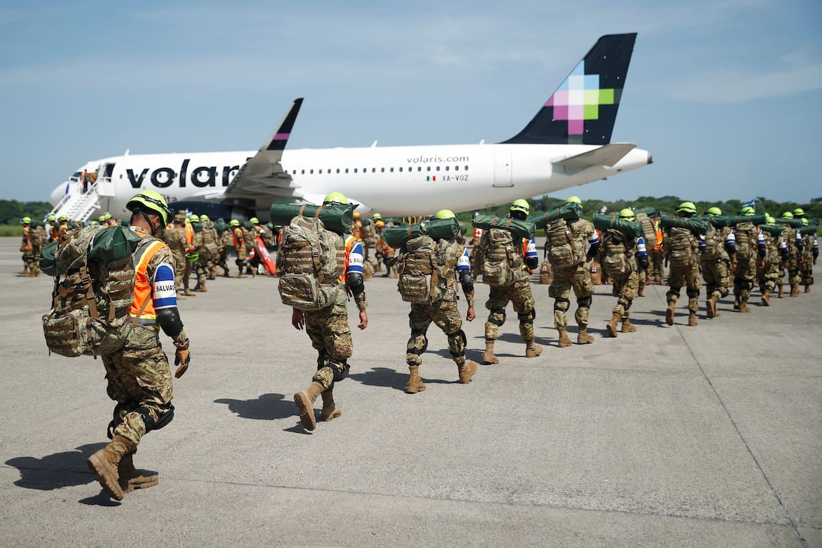 AME4538. SAN LUIS TALPA (EL SALVADOR), 25/06/2026.- Grupos de rescatistas y personal médico se preparan para viajar a Venezuela este jueves, en las instalaciones de la Base Área Militaren San Luis Talpa (El Salvador). Un equipo de rescatistas, personal médico y perros de rescate partieron con rumbo a Venezuela para apoyar en las labores de búsqueda y rescate en el país sudamericano, golpeado el miércoles por dos fuertes terremotos que hasta el momento dejan 188 fallecidos y 1.520 heridos. EFE/ Rodrigo Sura