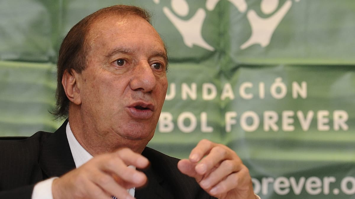 ESA03. SAN SALVADOR (EL SALVADOR) 31/03/11.- El director de selecciones de Argentina, Carlos Bilardo habla hoy, jueves 31 de marzo de 2011, en una rueda de prensa en San Salvador (El Salvador). Bilardo alabó a Lionel Messi, al aludir a su apertura para firmar autógrafos y atender a los chicos, y señaló, al ser consultado sobre el delantero del Barcelona y el ex futbolista Diego Armando Maradona, que corresponden a época distintas. EFE/Roberto Escobar