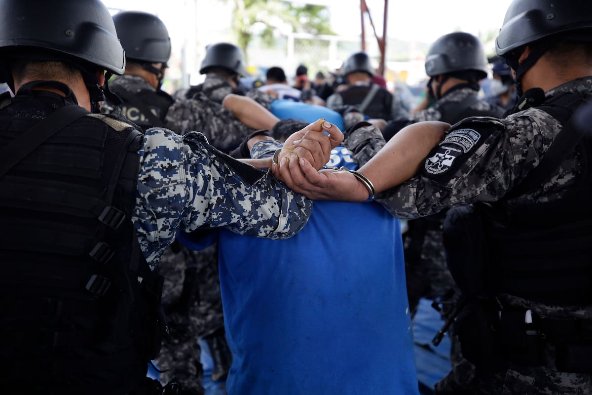 ES1001.COMASAGUA (EL SALVADOR) 03/10/2022- Supuestos pandilleros son presentados por la policía luego de un operativo de seguridad, hoy en Comasagua (El Salvador). Un operativo con unos 2.000 elementos del Ejército, apoyados por policías de élite, dejó este fin de semana a 26 detenidos, supuestos miembros de una célula de la Mara Salvatrucha (MS13) en la central localidad de Comasagua, según informaron este lunes las autoridades. EFE/Rodrigo Sura