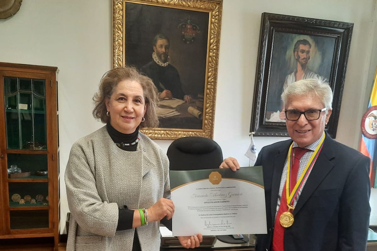 El santandereano Armando Martínez Garnica recibe el título de Investigador Emérito, la mayor categoría científica de Colombia. Foto suministrada/VANGUARDIA