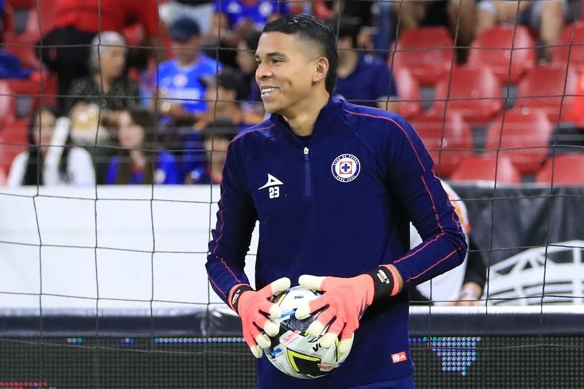 El santandereano Kevin Mier reta al América en las semifinales de la Liga de México. Foto: Cruz Azul.