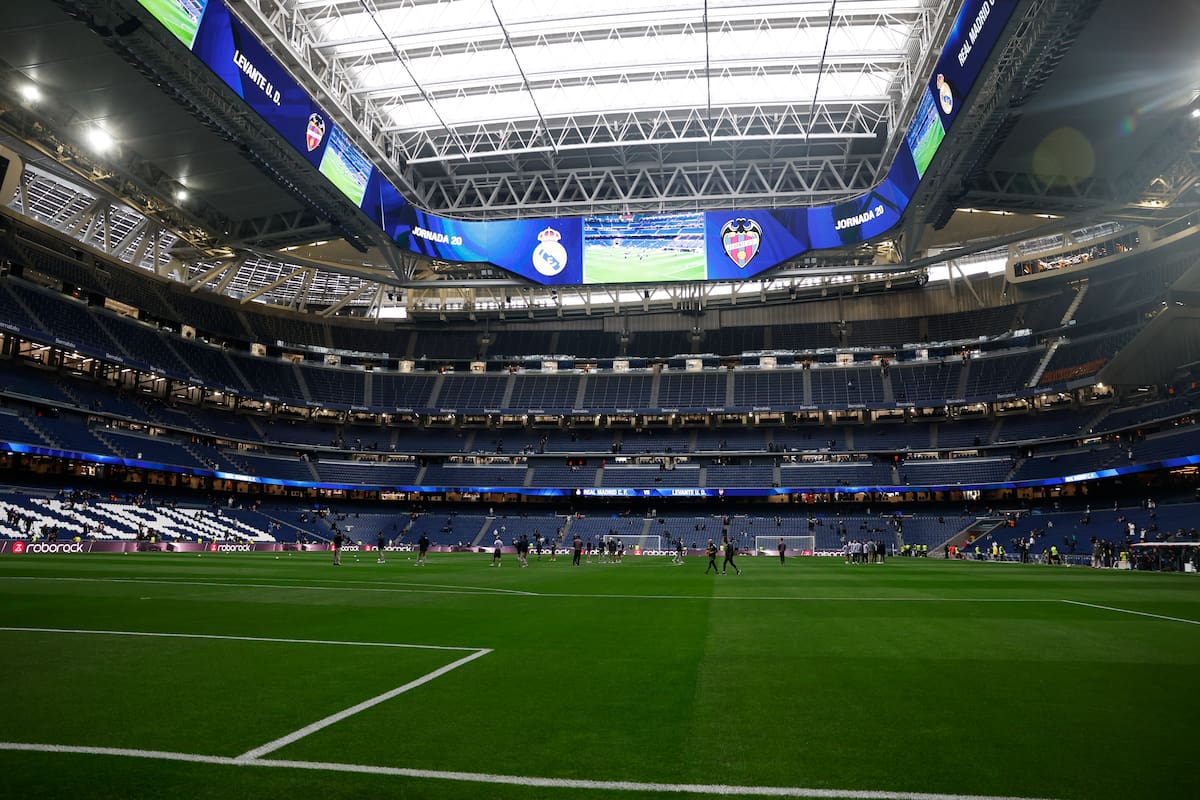Vista del estadio Santiago Bernabéu antes del inico del partido de Liga que el Real Madrid y el Levante disputan este sábado. EFE/ Javier Lizón