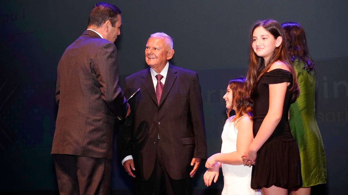 Ernesto Serrano Pinto recibió su reconocimiento a la Vanguardia en 2025, a manos del gobernador de Santander, Juvenal Díaz Mateus. | Marco Valencia / VANGUARDIA