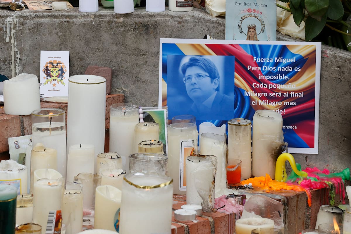 Fotografía de archivo de un altar elaborado por simpatizantes del senador Miguel Uribe frente a la Clínica Santa Fe de Bogotá en Bogotá (Colombia). EFE/ VANGUARDIA