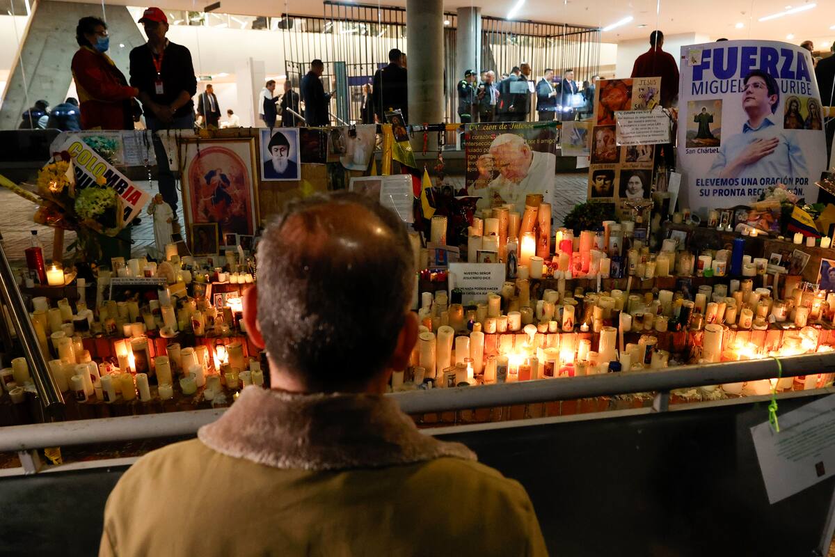 Una persona observa un altar en honor al senador y precandidato presidencial colombiano Miguel Uribe Turbay, en la Fundación Santa Fe de Bogotá (Colombia), en donde se encuentra hospitalizado. EFE/ VANGUARDIA