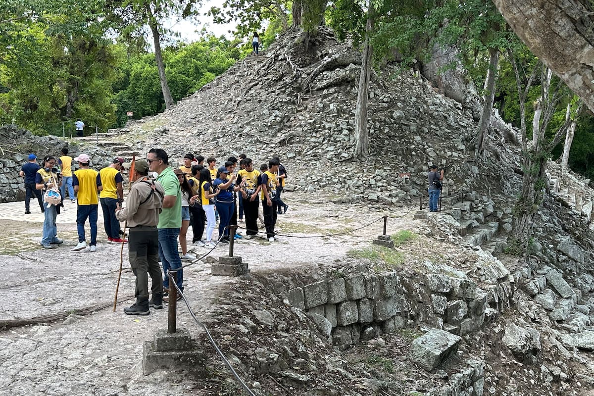 AME6801. COPÁN RUINAS (HONDURAS), 12/09/2026.- Fotografía del 5 de septiembre de 2026 que muestra a personas visitando el Sitio Arqueológico Maya de Copán Ruinas (Honduras). El Sitio Arqueológico Maya de Copán, en el oeste de Honduras, inicia un mapeo satelital tridimensional con tecnología LiDAR en sus 25 kilómetros cuadrados para actualizar el registro realizado hace 50 años. EFE/Germán Reyes