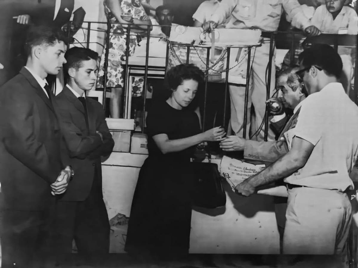 Ofelina Gómez de Plata (q.e.p.d.), junto a dos de sus hijos. (Foto Archivo / Familia Plata Gómez / VANGUARDIA)