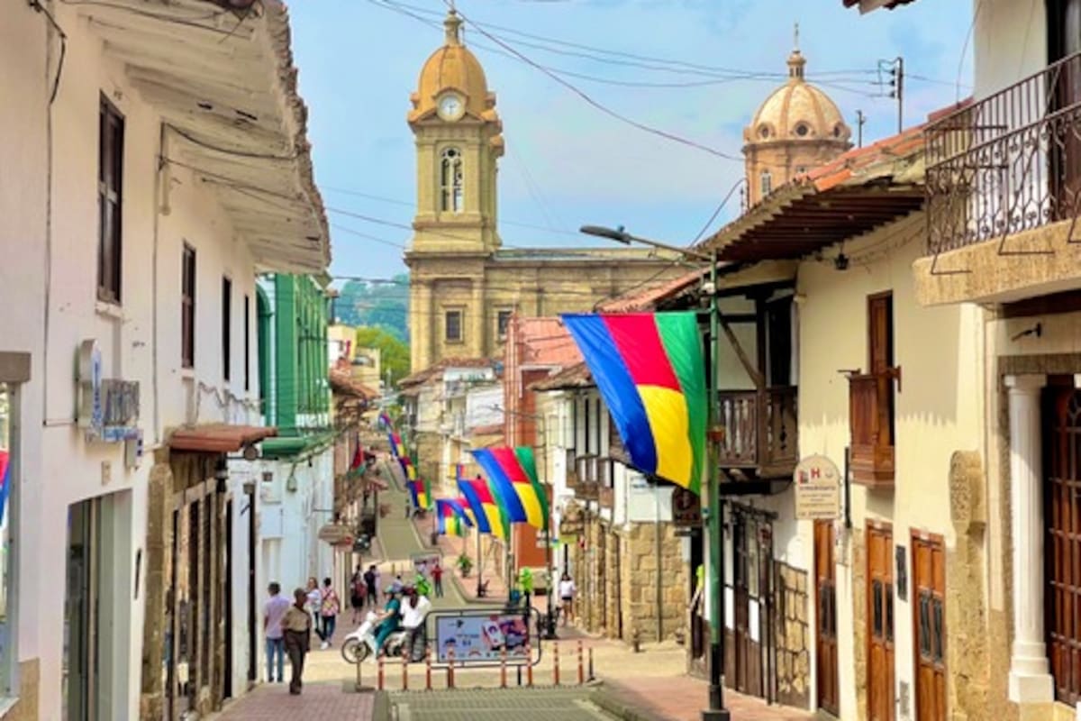 La capital Comunera celebra con banderas, actos culturales y artísticos, la revolución que marco la historia del país.