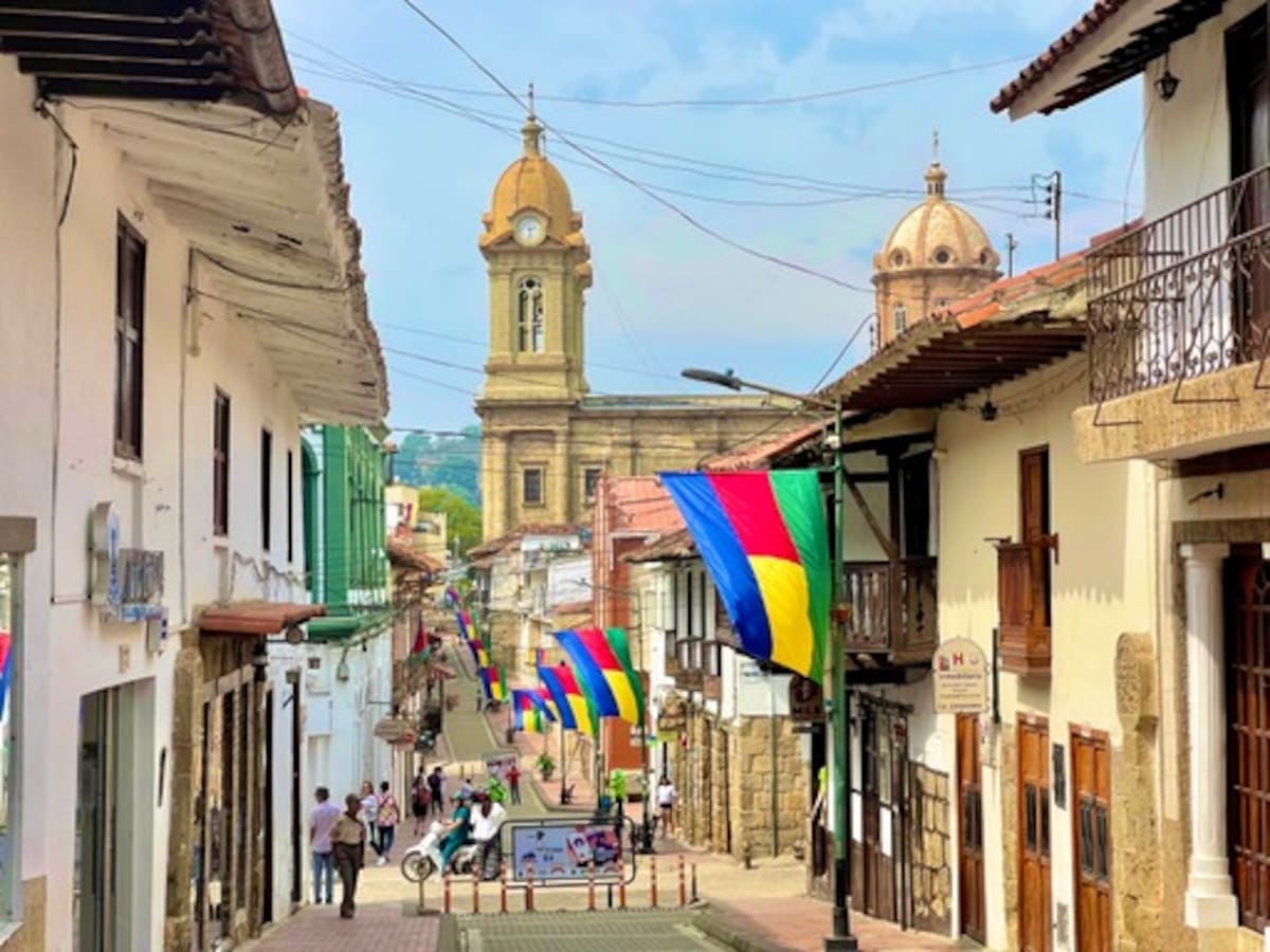 La capital Comunera celebra con banderas, actos culturales y artísticos, la revolución que marco la historia del país.