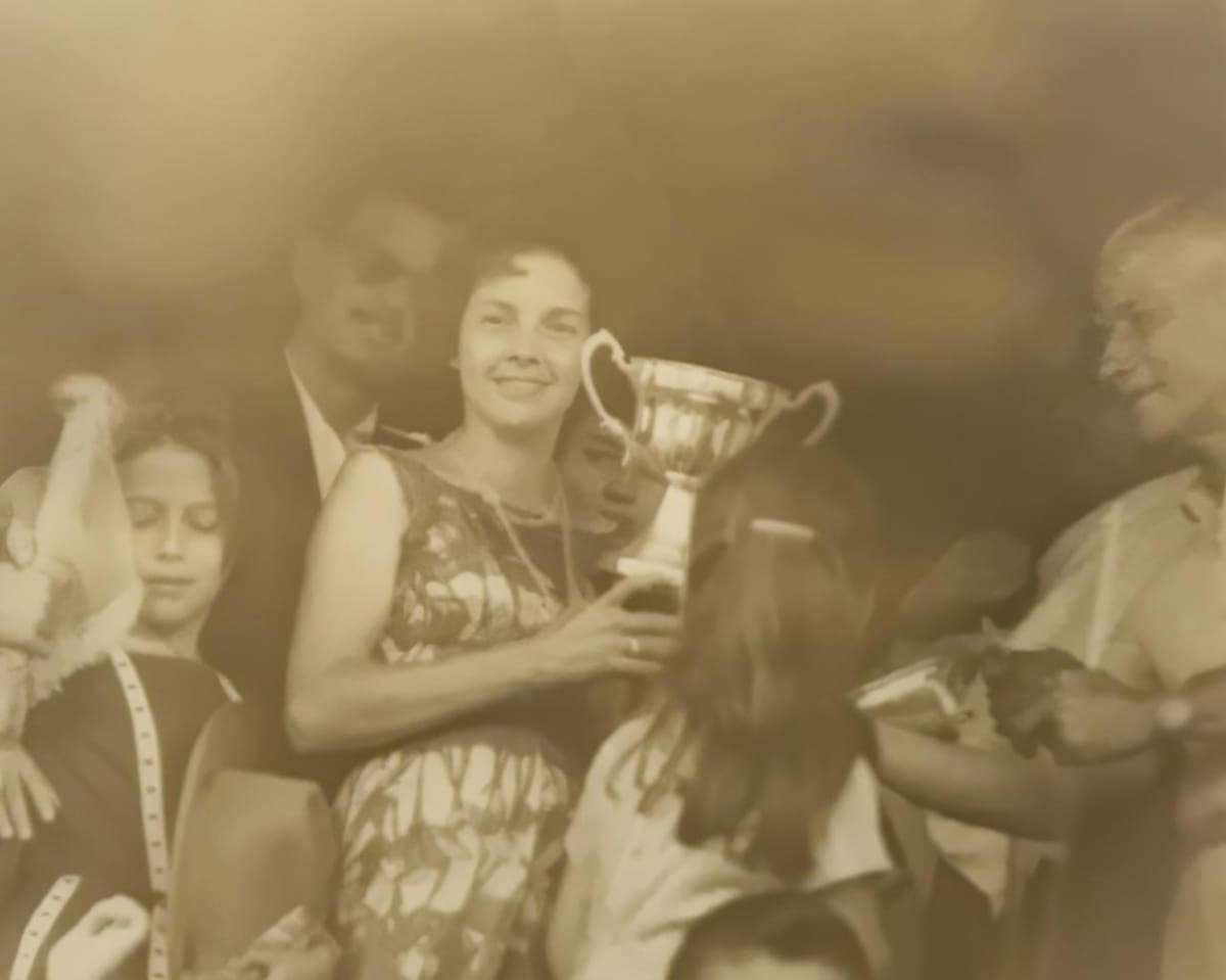 Ofelina Gómez de Plata (q.e.p.d.) con su esposo, Horacio Plata (q.e.p.d.) reciben distinciones pos su desarrollo y logros en el desarrollo del ganado cebú en Colombia. (Archivo / VANGUARDIA)