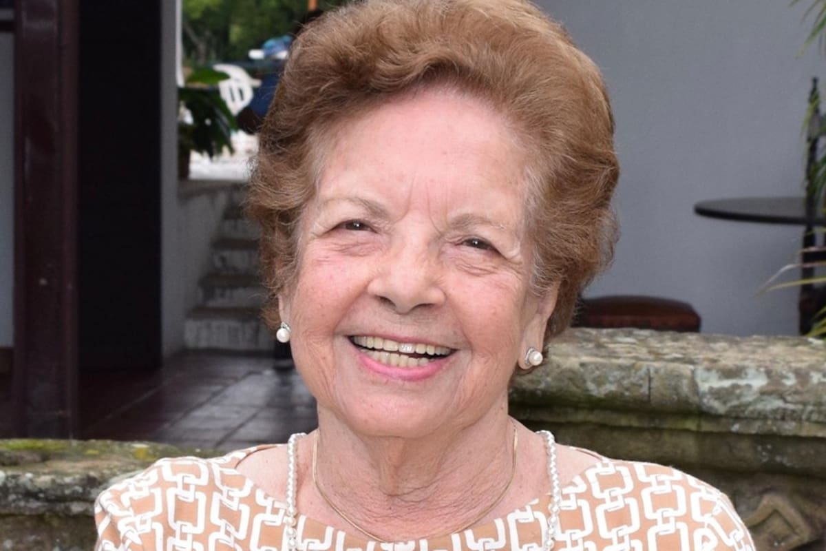 Doña Ofelina Gómez de Plata, (q.e.p.d.) con el uniforme del Voluntariado Damas Rosadas.