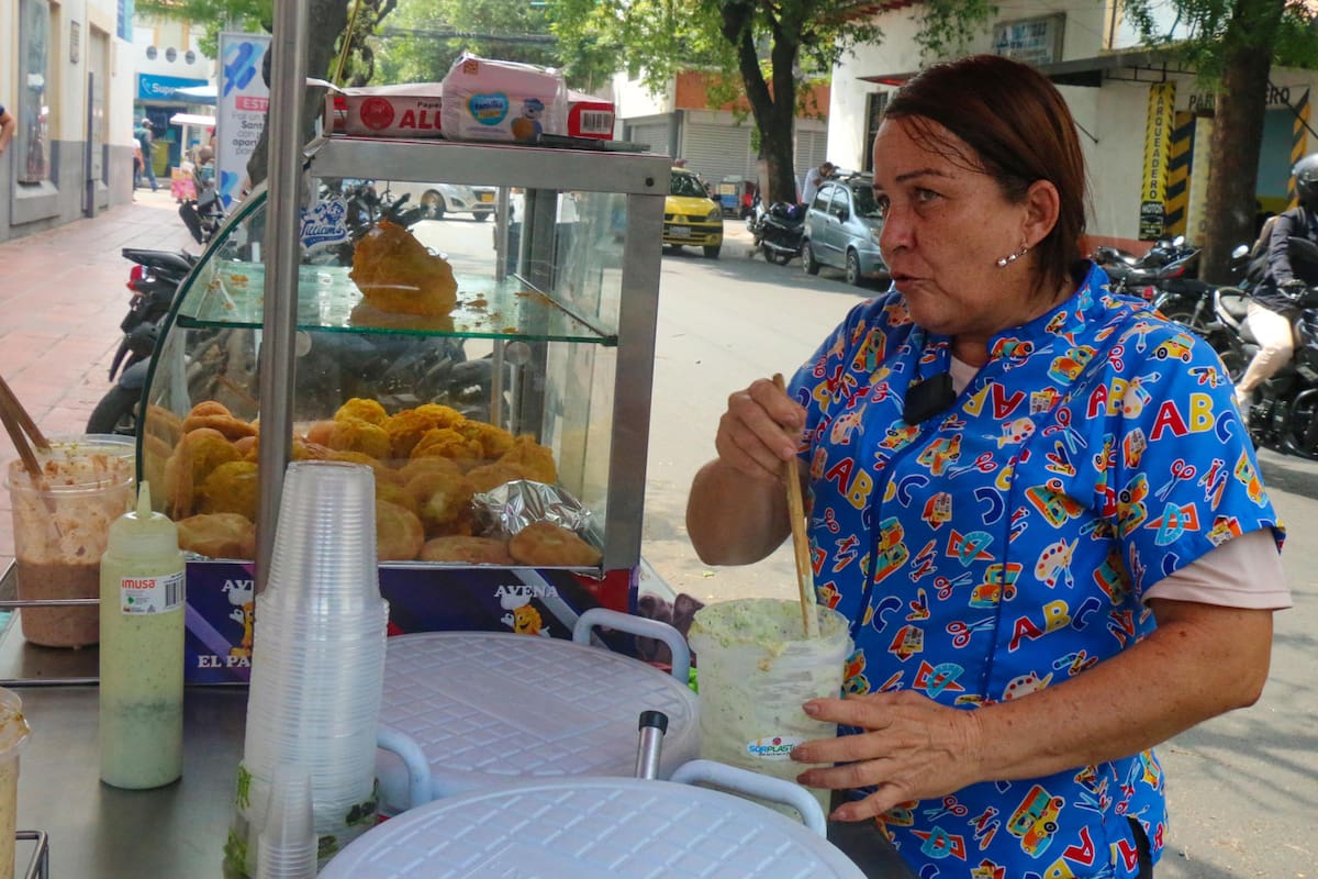 Ciudadana venezolana residente en Colombia Beatriz Jhoana Ochoa Otero vendiendo empanadas en Cúcuta (Colombia). Colombia es el principal destino migratorio venezolano en el mundo, con unos 2,8 millones de personas, según cifras oficiales. En total, más de 7,7 millones de venezolanos abandonaron su país en la última década, de acuerdo con organismos internacionales. EFE/ Mario Caicedo