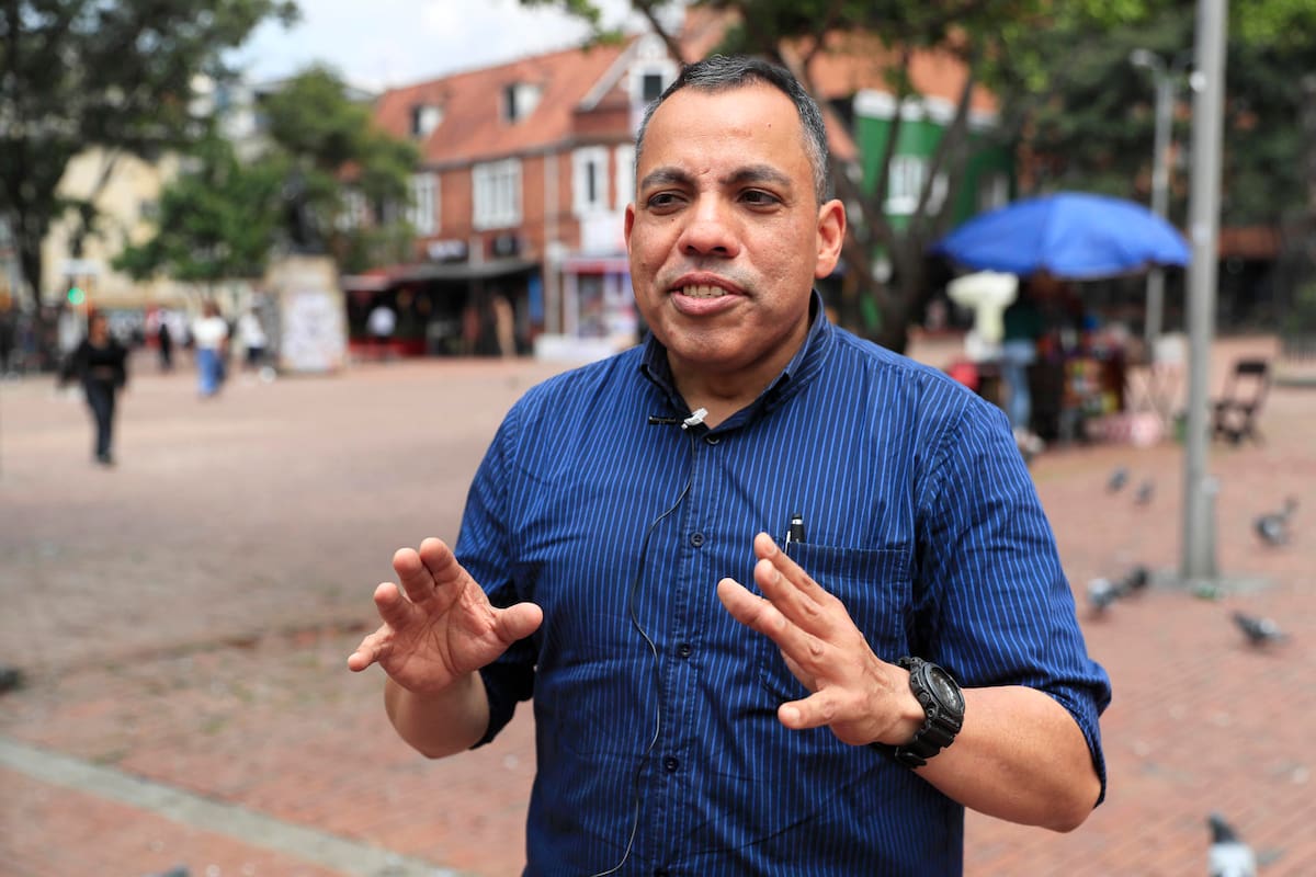 Ciudadano venezolano residente en Colombia, Antonio Niño, hablando durante entrevista con EFE en Bogotá (Colombia). Colombia es el principal destino migratorio venezolano en el mundo, con unos 2,8 millones de personas, según cifras oficiales. En total, más de 7,7 millones de venezolanos abandonaron su país en la última década, de acuerdo con organismos internacionales. EFE/ Carlos Ortega