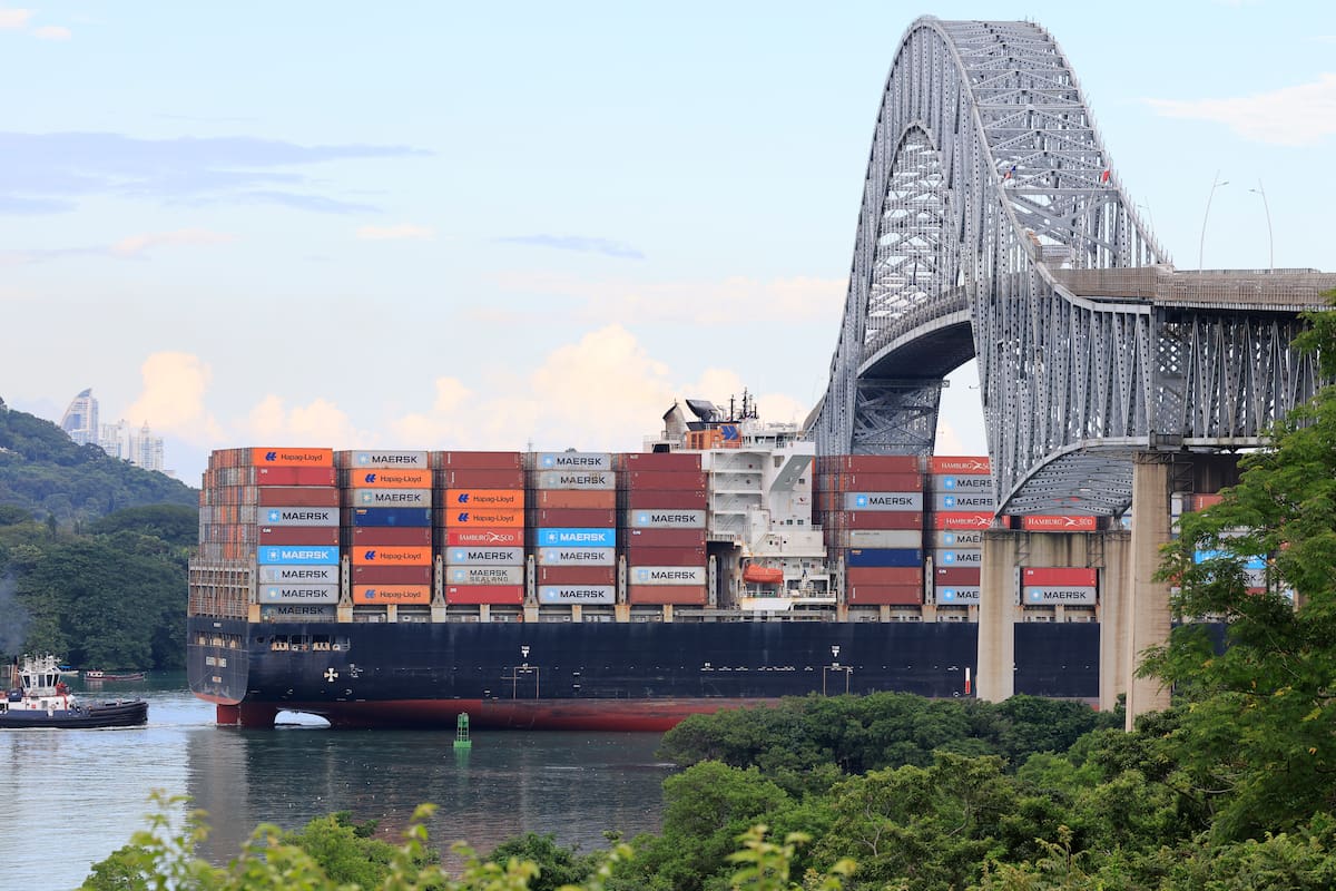 Un buque portacontenedores cruza el Canal de Panamá, en una fotografía de archivo. EFE/ Bienvenido Velasco