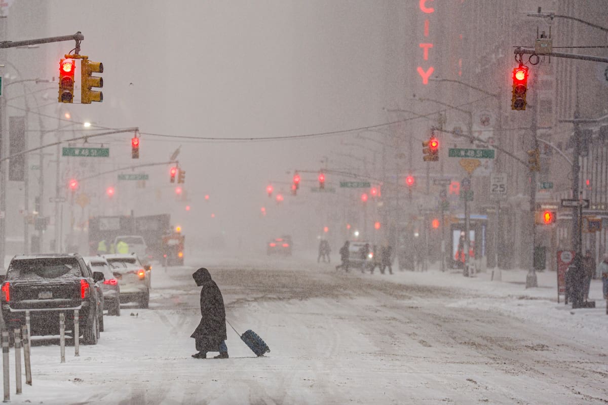 Una persona camina durante una nevada este domingo, en Manhattan (Estados Unidos). La gran tormenta de hielo y nieve que ha afectado a dos tercios de la geografía estadounidense ha dejado este domingo a más de 700.000 hogares, principalmente en estados del sur, sin suministro eléctrico. EFE/ Ángel Colmenares