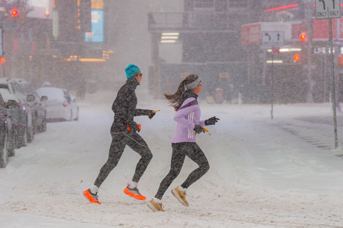 Personas trotan durante una nevada este domingo, en Manhattan (Estados Unidos). La gran tormenta de hielo y nieve que ha afectado a dos tercios de la geografía estadounidense ha dejado este domingo a más de 700.000 hogares, principalmente en estados del sur, sin suministro eléctrico. EFE/ Ángel Colmenares