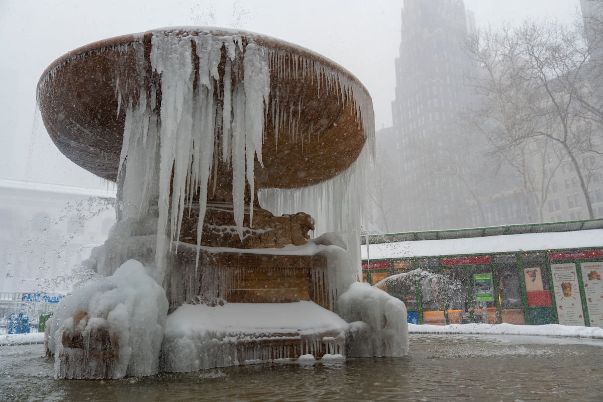 Fotografía que muestra la fuente del Bryant Park de Nueva York durante una nevada este domingo, en Manhattan (Estados Unidos). La gran tormenta de hielo y nieve que ha afectado a dos tercios de la geografía estadounidense ha dejado este domingo a más de 700.000 hogares, principalmente en estados del sur, sin suministro eléctrico. EFE/ Ángel Colmenares