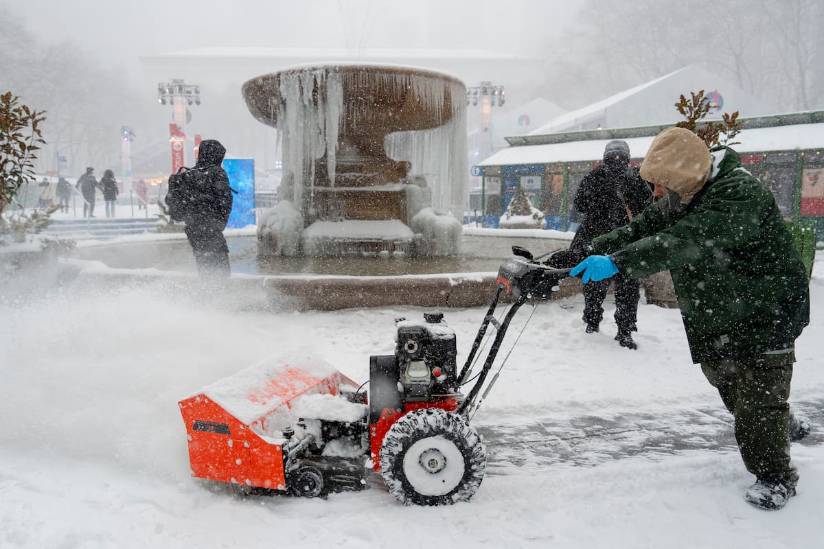 Una persona limpia la nieve en el Bryant Park de Nueva York durante una nevada este domingo, en Manhattan (Estados Unidos). La gran tormenta de hielo y nieve que ha afectado a dos tercios de la geografía estadounidense ha dejado este domingo a más de 700.000 hogares, principalmente en estados del sur, sin suministro eléctrico. EFE/ Ángel Colmenares