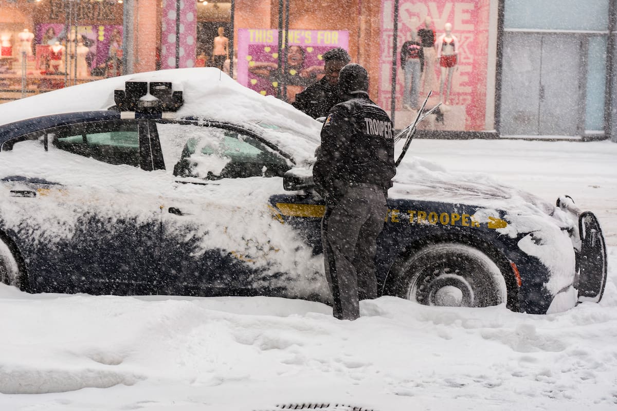 Un policía de NuevaYork retira la nieve de un vehículo durante una nevada este domingo, en Manhattan (Estados Unidos). La gran tormenta de hielo y nieve que ha afectado a dos tercios de la geografía estadounidense ha dejado este domingo a más de 700.000 hogares, principalmente en estados del sur, sin suministro eléctrico. EFE/ Ángel Colmenares