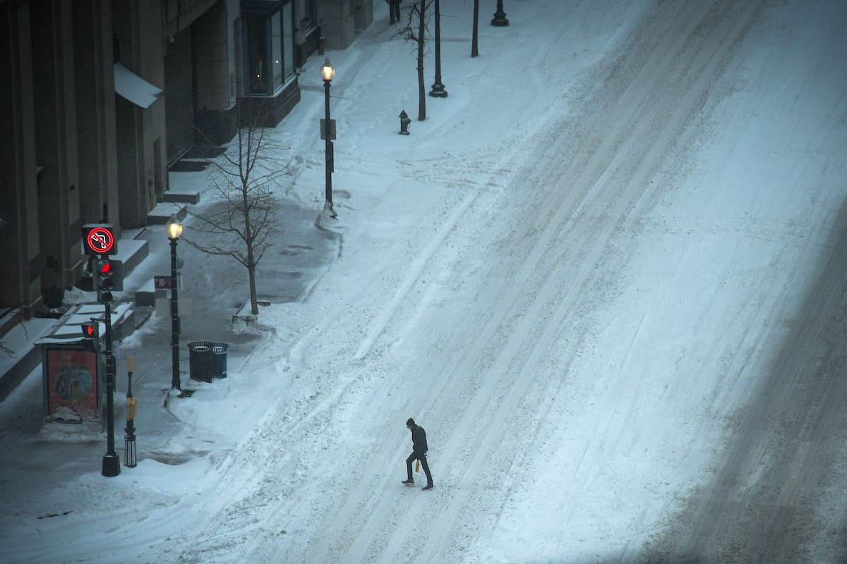 Una persona camina durante una nevada este domingo, en Washington (Estados Unidos). La gran tormenta de hielo y nieve que ha afectado a dos tercios de la geografía estadounidense ha dejado este domingo a más de 700.000 hogares, principalmente en estados del sur, sin suministro eléctrico. EFE/ David Toro