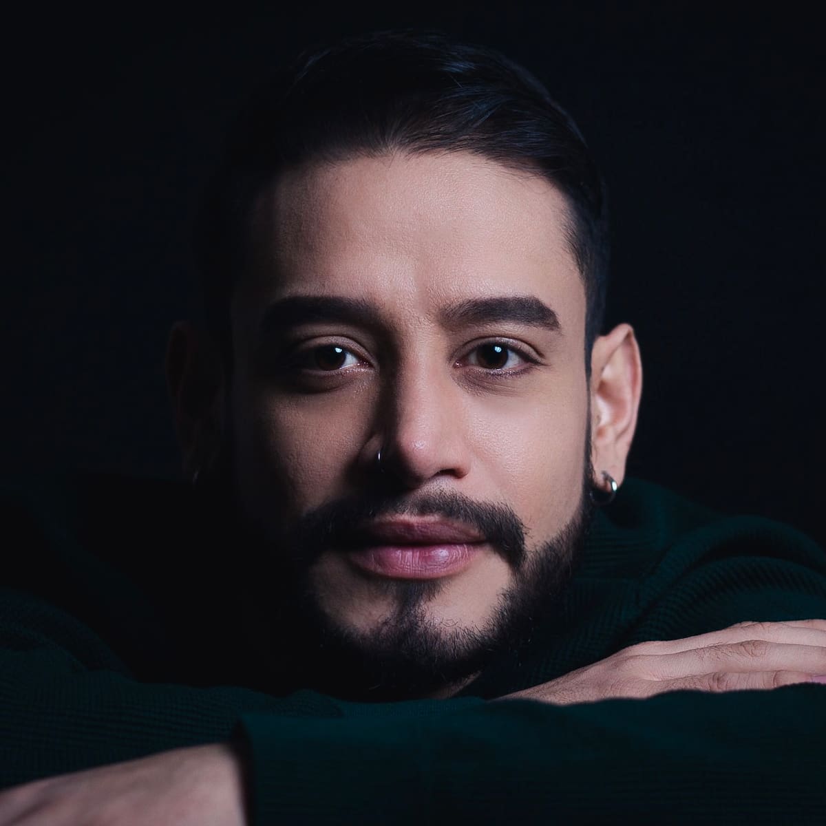 Luis Hernández-Luque regresa a su tierra para protagonizar una noche musical en el Teatro Santander, acompañado por artistas y voces locales. Foto suministrada/VANGUARDIA