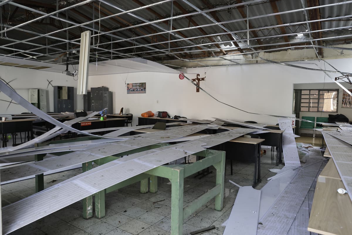 ACOMPAÑA CRÓNICA: COLOMBIA TERREMOTO AME9082. PEREIRA (COLOMBIA), 17/08/2026.- Fotografía del 14 de agosto de 2026 que muestra las afectaciones al interior de la Institución Educativa Jesús María Ormaza, causadas por el terremoto de magnitud 7,4, en Pereira (Colombia). Las autoridades han registrado daños de diversa consideración en más de 3.200 escuelas del país (además de cerca de 300 fallecidos, unos 4.200 heridos y 143 desaparecidos), con especial incidencia en algunos de los puntos más pobres, como el departamento del Chocó. EFE/ Carlos Ortega