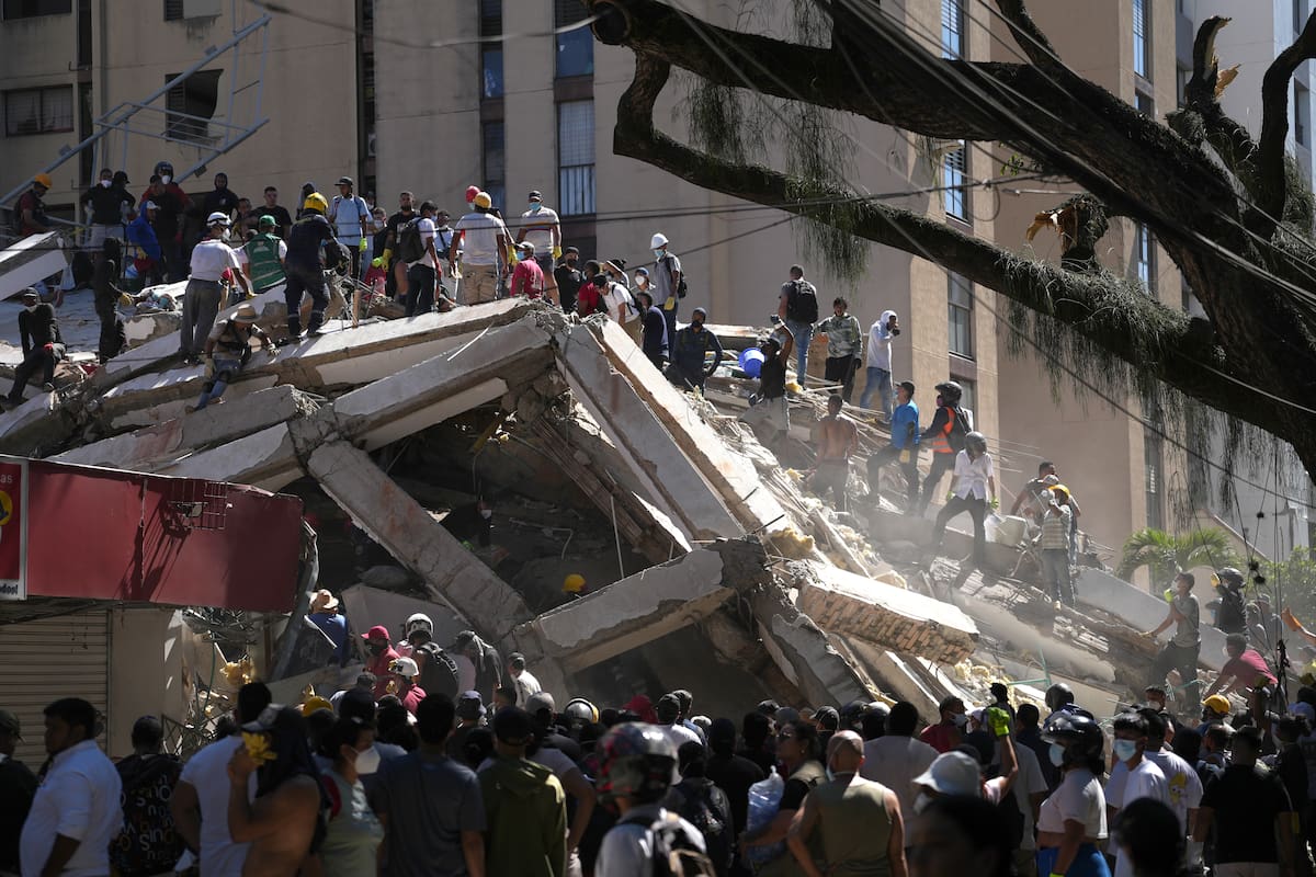 AME7690. CALI (COLOMBIA), 10/08/2026.- Personas trabajan en labores de rescate en una edificación colapsada por el terremoto de magnitud 7,4 que sacudió al país este lunes, en Cali (Colombia). EFE/ Ernesto Guzmán Jr