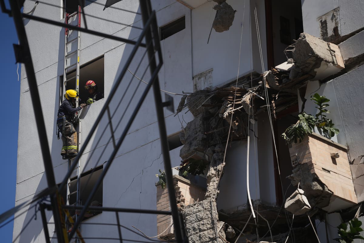 AME7690. CALI (COLOMBIA), 10/08/2026.- Bomberos trabajan en labores de rescate en una edificación colapsada por el terremoto de magnitud 7,4 que sacudió al país este lunes, en Cali (Colombia). EFE/ Ernesto Guzmán Jr